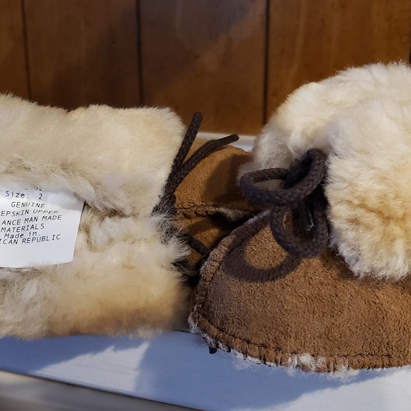 Minnetonka Mocassins Size 2 - Picture 3 of 3